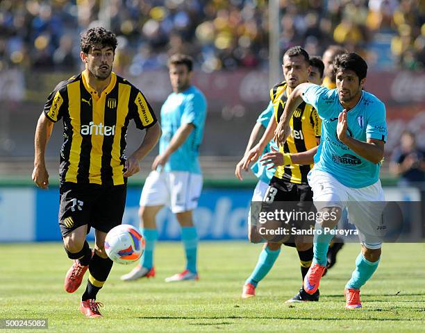 Luis Aguiar of Penarol and Matias Duffard of Juventud fight for the ball during a match between Penarol and Juventud as part of Torneo Apertura 2015...