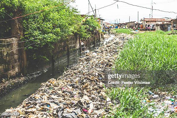 garbage in slum streets of lagos, nigeria. - lagos nigeria stock-fotos und bilder