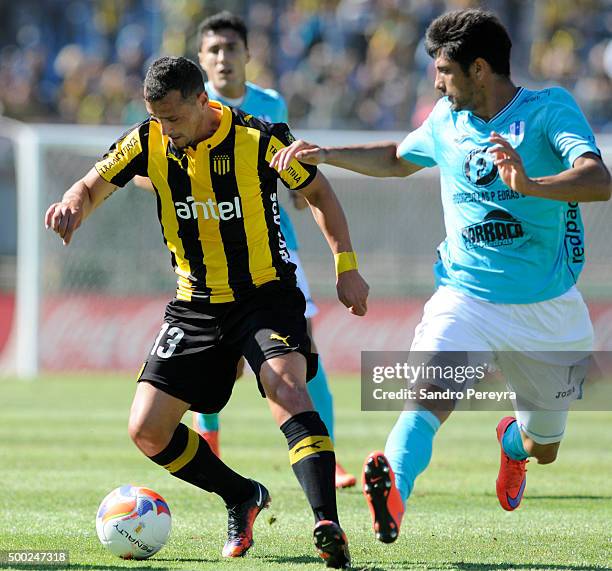 Matias Aguirregaray of Pearol and Matias Duffard of Juventud fight for the ball during a match between Penarol and Juventud as part of Torneo...