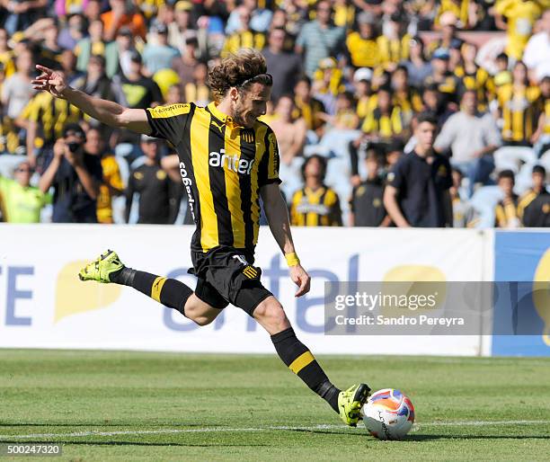 Diego Forlan of Penarol prepares to kick the ball during a match between Penarol and Juventud as part of Torneo Apertura 2015 at Centenario Stadium...