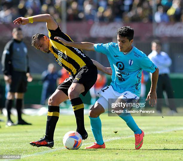 Matias Aguirregaray of Penarol and Jose Varela of Juventud fight for the ball during a match between Penarol and Juventud as part of Torneo Apertura...