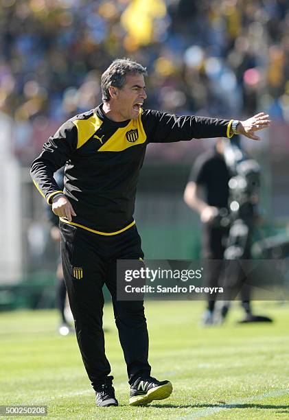 Pablo Bengoechea coach of Penarol during a match between Penarol and Juventud as part of Torneo Apertura 2015 at Centenario Stadium on December 06,...