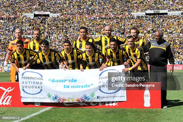 Players of Penarol pose for pictures prior to a match between Penarol and Juventud as part of Torneo Apertura 2015 at Centenario Stadium on December...