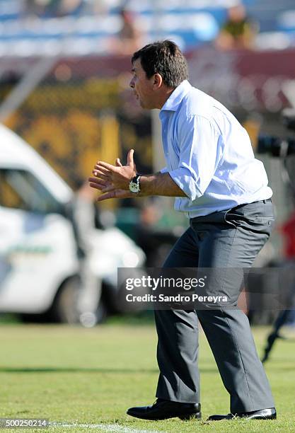 Jorge Giordano coach of Juventud shouts instructions to his players during a match between Penarol and Juventud as part of Torneo Apertura 2015 at...