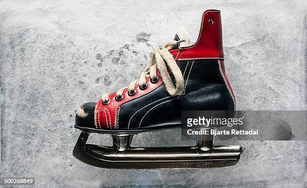 vintage boys ice hockey skate - ice skate fotografías e imágenes de stock