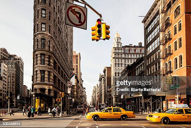 ny taxis in the flatiron district - new york city stock-fotos und bilder