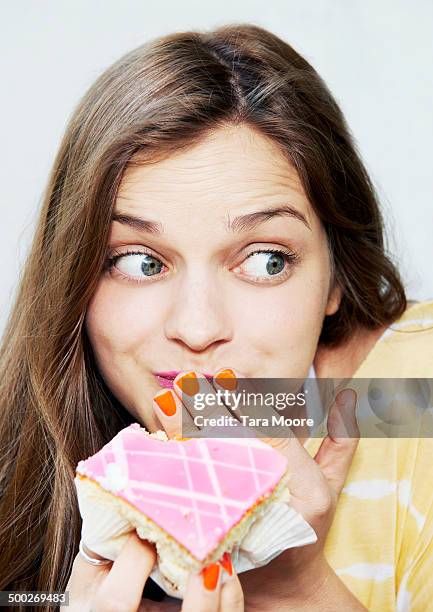 woman eating cake - auf frischer tat ertappt stock-fotos und bilder