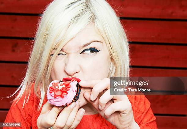 woman eating cake - eating cake stockfoto's en -beelden