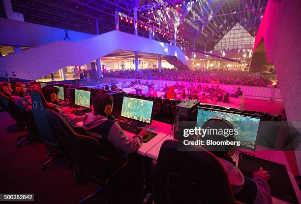Gamer Crowd Esports Audience Photos and Premium High Res Pictures - Getty Images