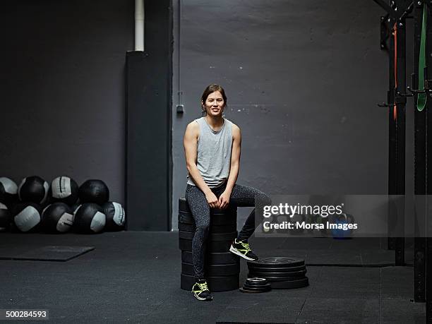portrait of gymer smiling at camera - crosstraining stock-fotos und bilder