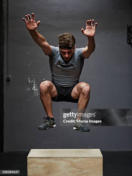gym jumping on box - jump stockfoto's en -beelden