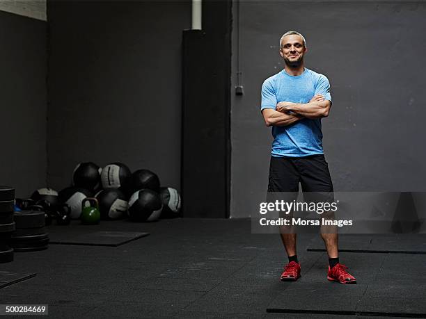 portrait of gymer smiling at camera - entrenamiento combinado fotografías e imágenes de stock