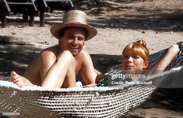 "Katja Ebstein, Ehemann Klaus Überall, Hochzeitsreise am auf Insel Haiti. "