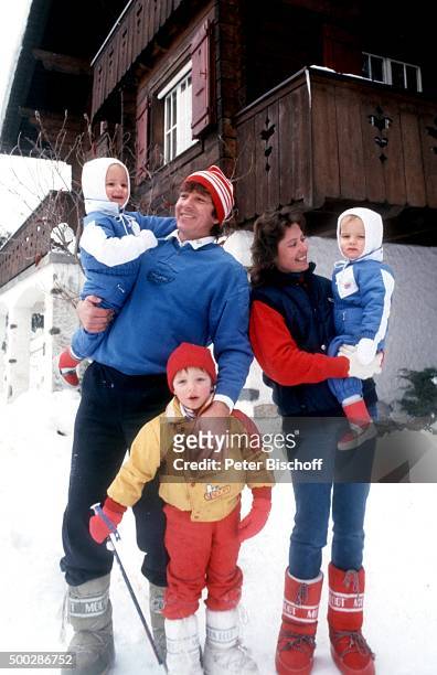 "Michael Schanze, Ehefrau Monika Schanze, Florian Schanze, Zwillinge Patrick Schanze und Sebastian Schanze, Ski-Urlaub am in Engelberg, Schweiz. "