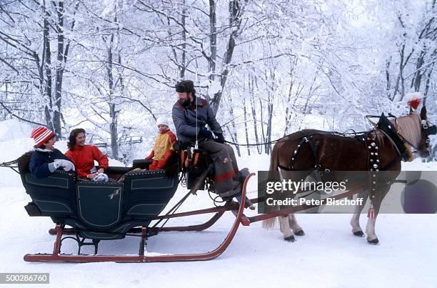 "Michael Schanze, Ehefrau Monika Schanze, Sohn Florian Schanze und Pferdekutscher, Ski-Urlaub am in Engelberg, Schweiz. "