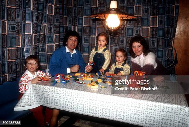 "Michael Schanze, Ehefrau Monika Schanze, Florian Schanze, Zwillinge Patrick Schanze und Sebastian Schanze, Ski-Urlaub am in Engelberg, Schweiz. "