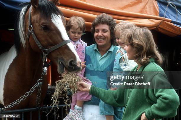 "Michael Schanze, Ehefrau Monika Schanze und Zwillinge Patrick und Sebastian Schanze, Privat am im Zirkus am Starnberger See, Deutschland. "