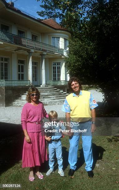 "Michael Schanze, Ehefrau Monika Schanze, Sohn Florian Schanze, Einschulung von Sohn Florian am am Starnberger See, Deutschland. "