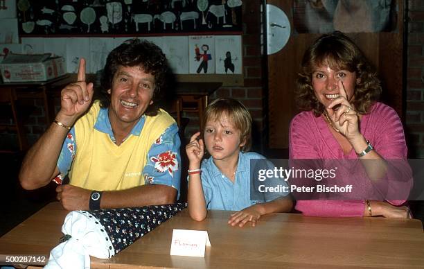 "Michael Schanze, Ehefrau Monika Schanze, Sohn Florian Schanze, Einschulung von Sohn Florian am am Starnberger See, Deutschland. "