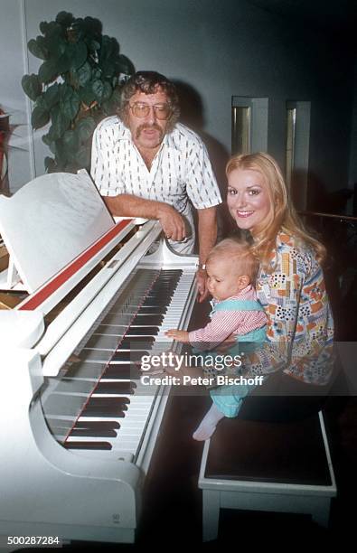 "Peggy March, Ehemann Arnie Harris, Tochter Sande-Ann Harris, Homestory am in München, Deutschland. "