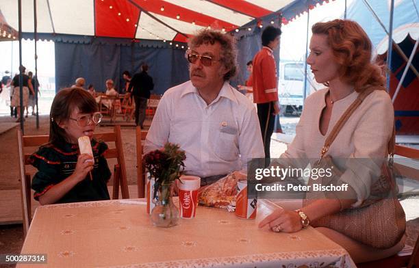 "Peggy March, Ehemann Arnie Harris, Tochter Sande-Ann Harris, Besuch beim ""Circus Barum"" am in München, Deutschland. "