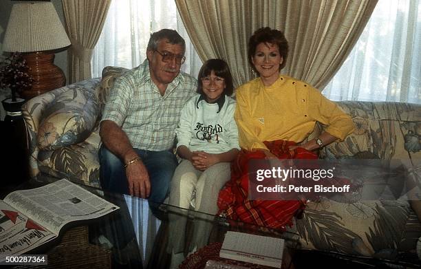 "Peggy March, Ehemann Arnie Harris, Tochter Sande-Ann Harris, Homestory am in Calabasas bei Los Angeles, USA. "