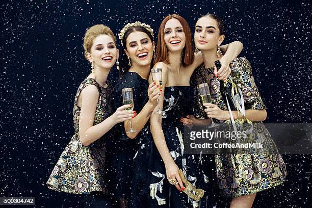 foto von vier lachen mädchen verzierten schnee - party girls stock-fotos und bilder