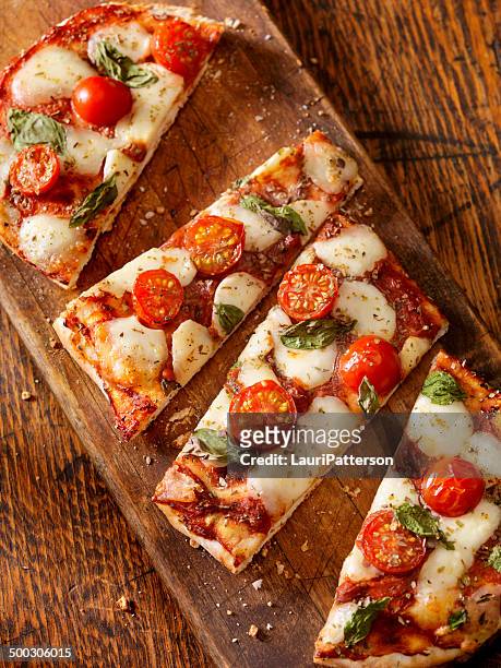margherita flat bread pizza - parmesan cheese pizza stock pictures, royalty-free photos & images