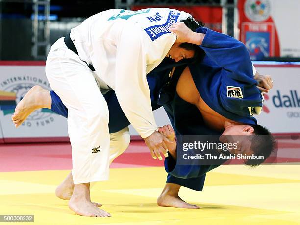 Ryu Shichinohe and Hisayoshi Harasawa of Japan compete in the Men' +100kg final during day three of the Judo Grand Slam at Tokyo Metropolitan...