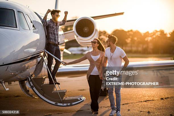 casual people and private airplane - private jet stockfoto's en -beelden