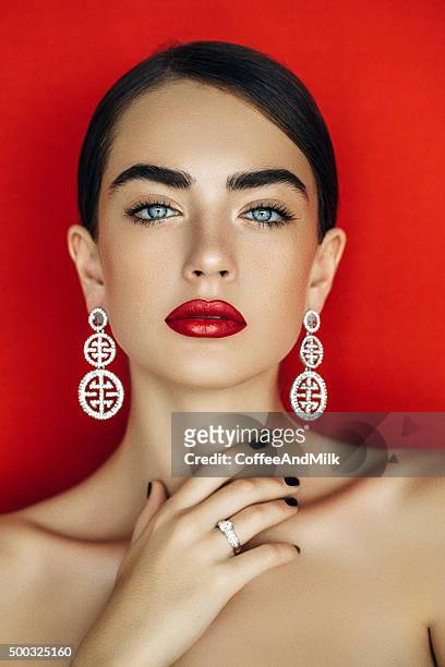 portrait of a nice looking woman - jewellery model stockfoto's en -beelden