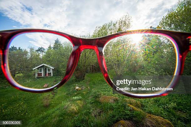 view through glasses - mirar a través fotografías e imágenes de stock