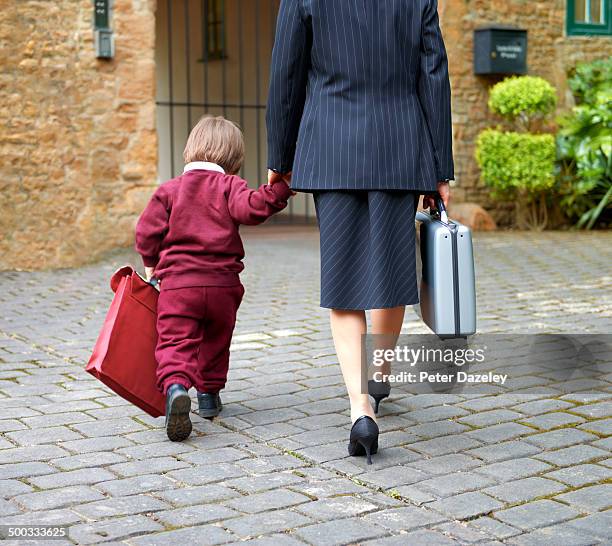 single working mother taking child to school - working mother 個照片及圖片檔