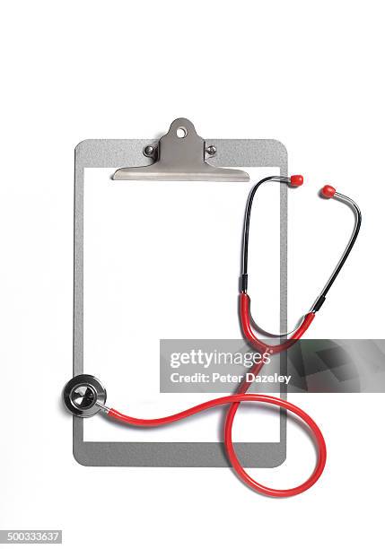 blank clipboard with red stethoscope - stethoskop stock-fotos und bilder