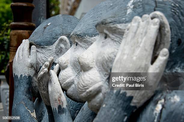three wise monkeys statue , wat arun temple, bangkok, thailand - 3 wise monkeys stock-fotos und bilder