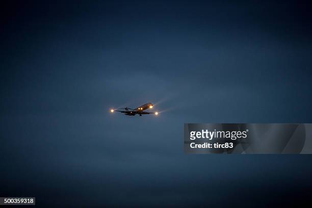 jet de american airlines aterrizando en la noche - aeropuerto internacional de tampa fotografías e imágenes de stock