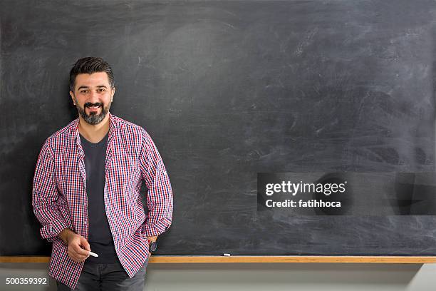 giovane insegnante - insegnante lavagna foto e immagini stock