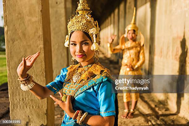 aspara dancers at angkor wat - apsara 個照片及圖片檔