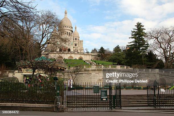 low angle view of sacré coeur basilica from main acess, place saint pierre, 18th district, paris - main coeur stock-fotos und bilder