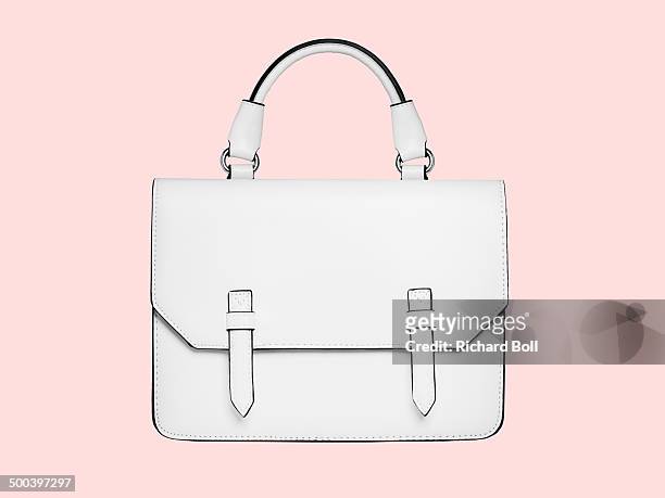 white handbag against a pink background - sac à main blanc photos et images de collection