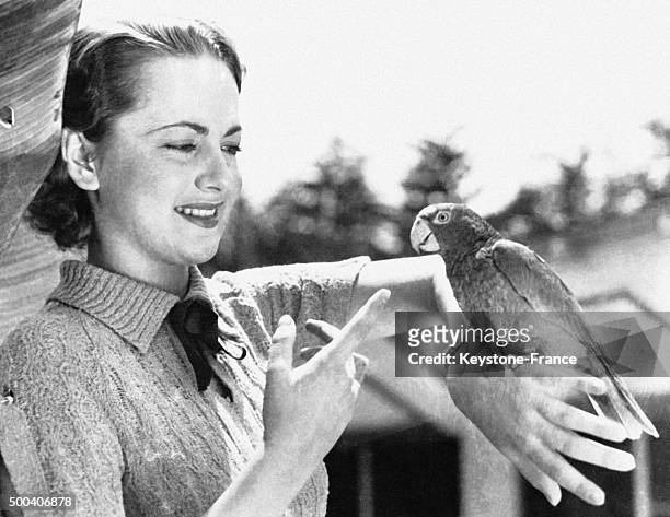 Oliva de Havilland photographiee avec son perroquet avec qui elle a l'habitude de parler, 1935 a a Hollywood, Californie.