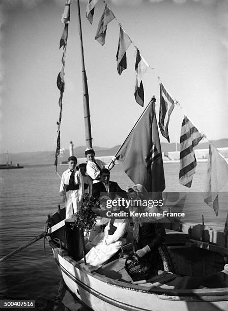 Femme et enfants en costume traditionnel pour la fete du gui circa 1940 a Saint-Tropez, France.