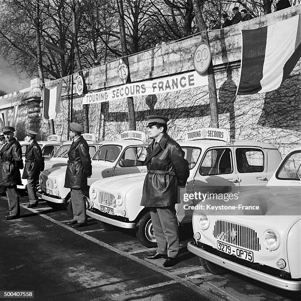 Au port des Champs-Elysees, presentation des voitures et des equipes de 'Touring Secours' chargees, grace a un central telephonique relie a toutes...