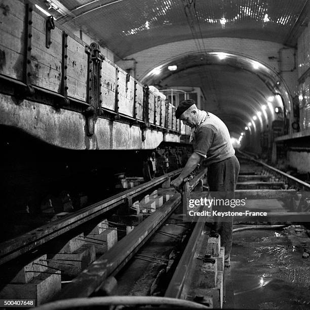 Des travaux sont entrepris sur la ligne 11 de la RATP pour que l'ete prochain de nouvelles rames a pneumatiques puissent fonctionner le 9 Decembre,...