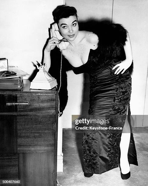 La star de cabaret Myra Baird prenant la pause au telephone dans une robe de soiree tres provocante qui avait fait scandale aux Etats-Unis le 13...