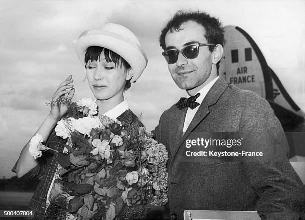 Actrice Anna Karina et son mari le realisateur Jean-Luc Godard arrivent a l'aeroport pour le 11e festival de cinema de Berlin pour presenter 'Une...