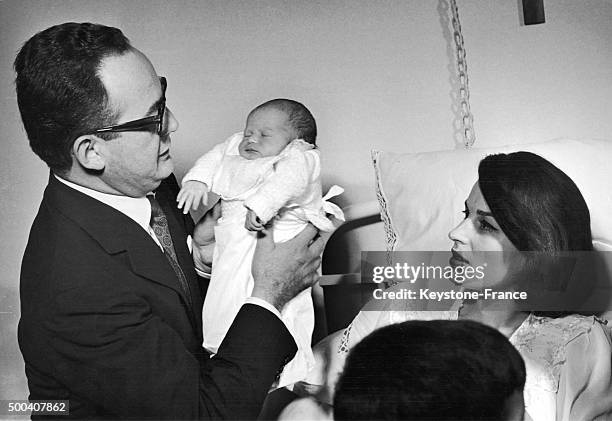 Le producteur italien Dino De Laurentiis tiens sa derniere nee Francesca avec sa femme l'actrice Silvana Mangano le 15 mai, 1961 a Rome, Italie.