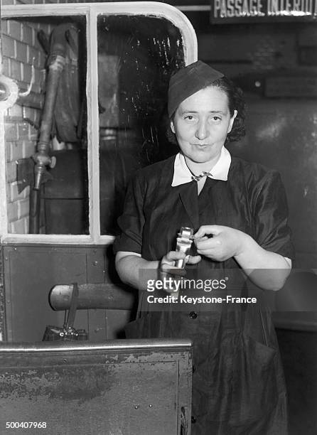 Une poinconneuse du metropolitain, 1938 a Paris, France.