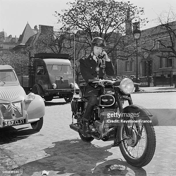 Un motard de la Police Nationale equipe pour la premiere fois d'un radio-telephone, 1955 a Paris, France.