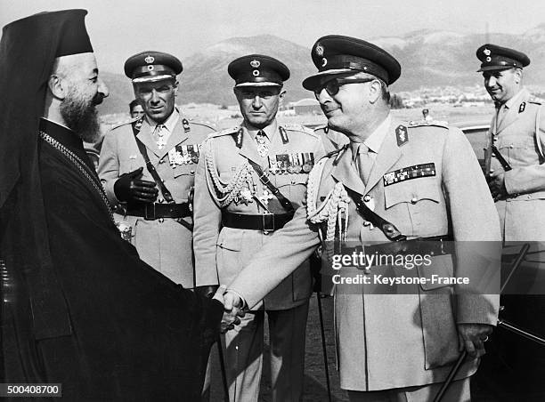 Monseigneur Makarios III, president de la republique de Chypre est accueilli a son arrivee a l'aeroport d'Athenes par le general grec Georgios...